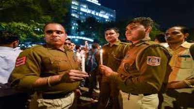 Delhi: Policemen end 11-hour-long protest at police headquarters
