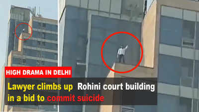 Delhi: Lawyer climbs on the court building during protest