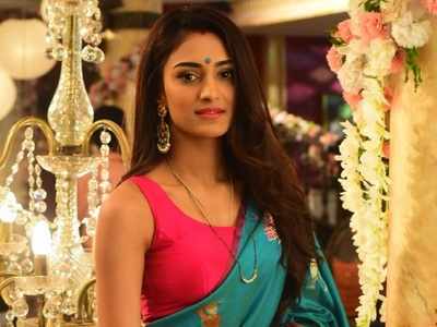 Erica Fernandes as Sonakshi Bose in KRPKAB (2016) (Part 2) :  r/BollywoodFashion