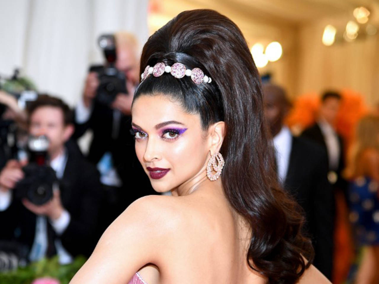 8 Pearl Hair Accessories and Style Ideas to Try  Allure
