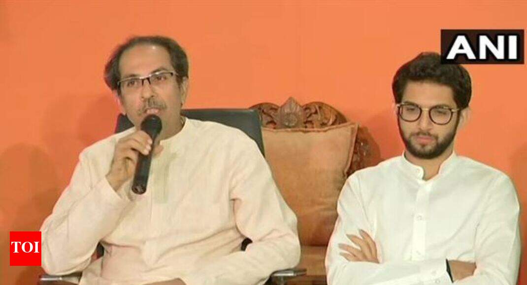 Maharashtra: Fadnavis, Thackeray in war of words