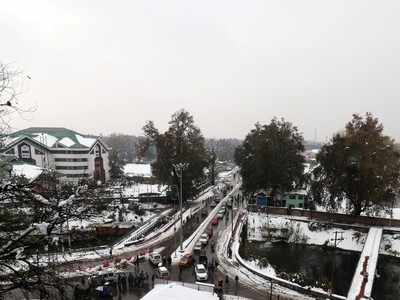 4,000 vehicles stranded, all flights to Srinagar cancelled