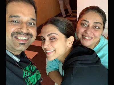 ‘Chhapaak’: Deepika Padukone flaunts her million dollar smile in a selfie with Meghna Gulzar & Shankar Mahadevan