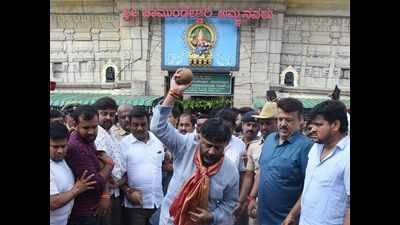 Mysuru: Congress leader DK Shivakumar steals limelight on Chamundeshwari temple visit