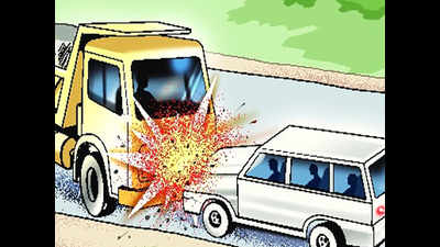 Maharashtra: Seven killed, three injured as car hits truck in Beed