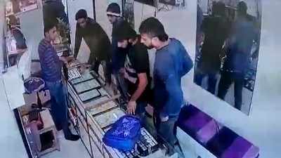 Delhi: Criminals pose as customers, rob jewellery store of over Rs 30 lakh