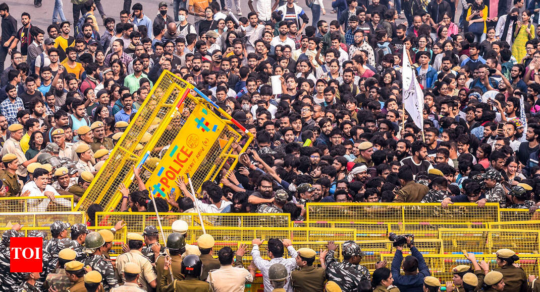 JNU protest: HRD minister stuck for over 6 hours