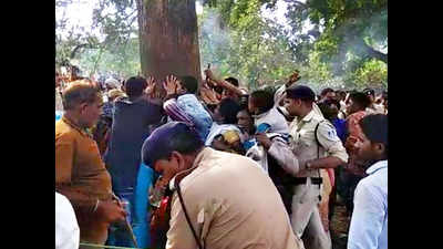 12 cops injured in stone pelting over visit to 'Magical Mahua tree' in Madhya Pradesh