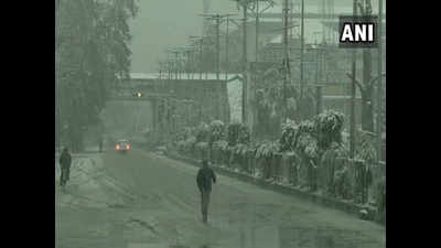 Highways closed as higher reaches of Kashmir receives fresh snowfall