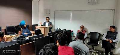 GGDSD College Seminar: Students discuss difference between android and IOS