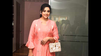 Actress Meena looked pretty at the launch of Armoraa beauty clinic at Anna Nagar