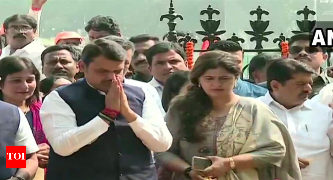 Fadnavis heckled by Shiv Sena workers 