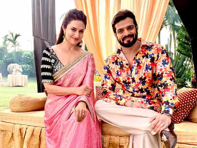 Divyanka Tripathi Dahiya shares a picture with Karan Patel from Yeh Hai Mohabbatein sets; leaving Ishra fans excited