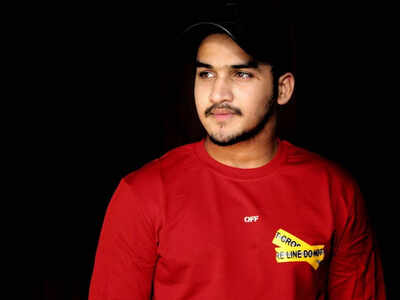 Nach Baliye fame Faisal Khan climbs stairs for the first time after two months of injury