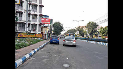 Kolkata: Helmetless biker rams into car on way back home from party, dies