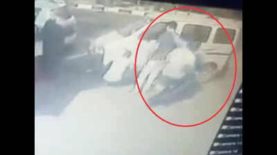 On camera: Snatchers get brazen in Delhi | Delhi News - Times of India