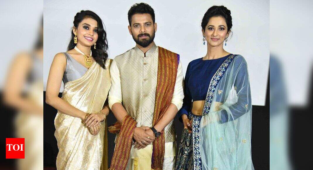 Sandalwood actors dazzle in desi do at Mundina Nildana trailer launch