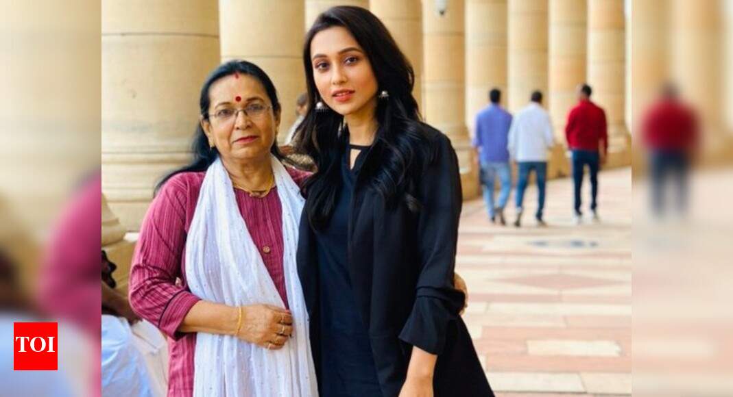 Mimi attends first day of Parliament Winter Session, posts picture with ...