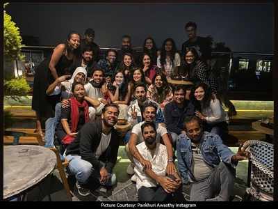 Ayushmann Khurrana poses for a group pic with the team of 'Shubh Mangal Zyada Saavdhan' as they wrap up the Banaras schedule