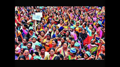 Midday meal workers march to secretariat, held