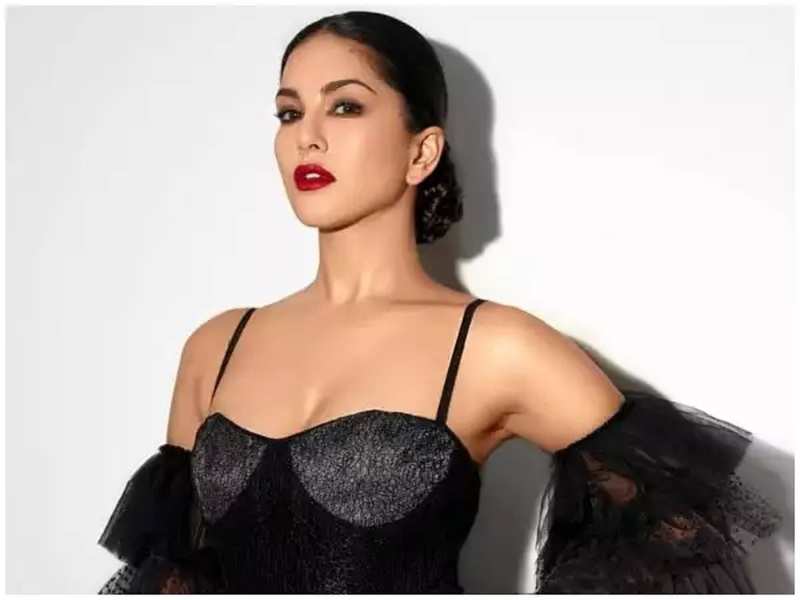 Sunny Leone Red Lipstick Long Video - Watch Video: Sunny Leone looks to be in a cheerful mood as she has ...