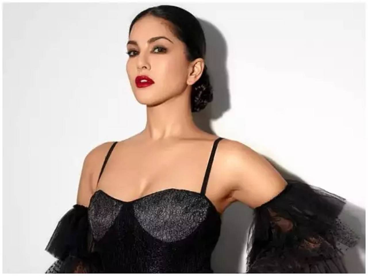 Watch Video: Sunny Leone looks to be in a cheerful mood as she has fun on  the sets of her next project | Hindi Movie News - Times of India