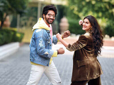Vardhan Puri and Shivaleeka Oberoi get into aashiqui mode in Delhi
