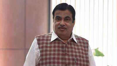 Govt won't last six months, Nitin Gadkari takes a jibe at Shiv Sena, Congress-NCP alliance