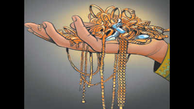 Gold ornaments worth Rs 4 lakh looted