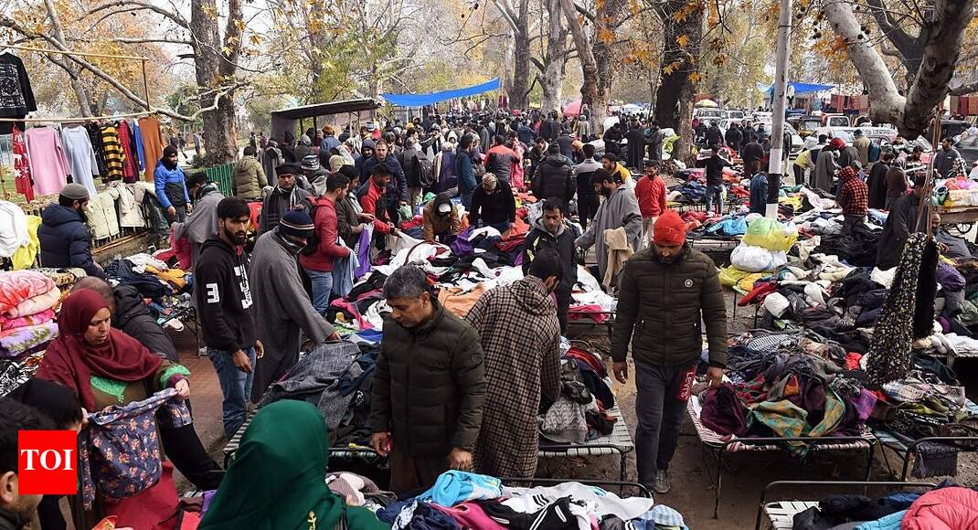 Srinagar flea market abuzz with shoppers - Times of India -j...