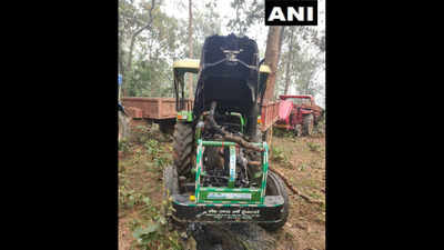 Chhatisgarh: Naxals torch vehicles engaged in Pradhan Mantri Gram Sadak Yojana road work