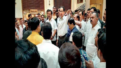 Maharashtra: Parties test their strength in hotel lobbies
