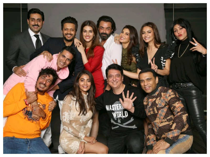 Photo Akshay Kumar Hints At Housefull 5 As He Reunites With The Entire Cast Of The Successful Franchise Hindi Movie News Times Of India