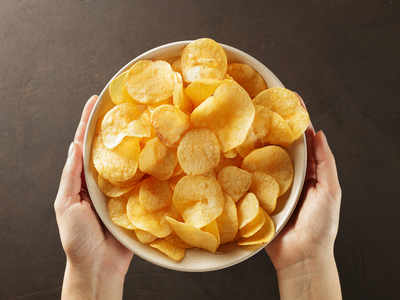 Fond of crispy potato chips? Here’s how you can make it at home without oil