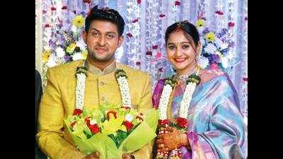 A glitzy wedding reception for Kaushik and Bhavya