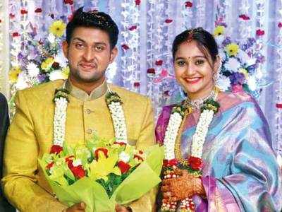 A glitzy wedding reception for Kaushik and Bhavya