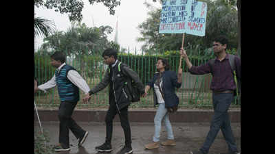 Human chain disrupted by anti-JNU protesters