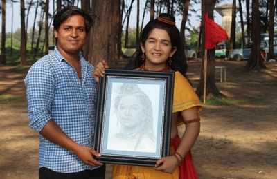 Actor Krish Chauhan gets a special sketch from his fan
