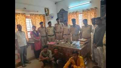 Karnataka: RPF team arrests train thieves after sensational chase