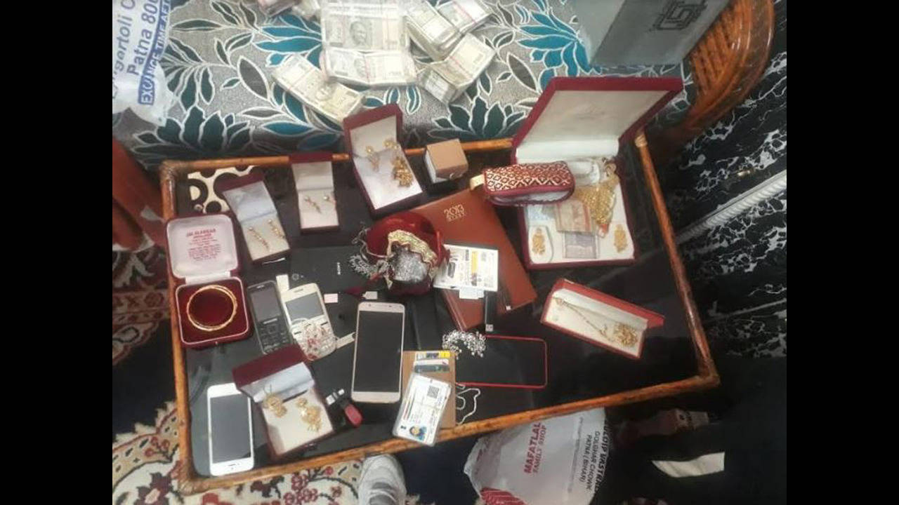 Jewellery worth Rs 12 lakh, Rs 5.6 lakh cash recovered from pick-pockets'  lavish rented flat | Patna News - Times of India