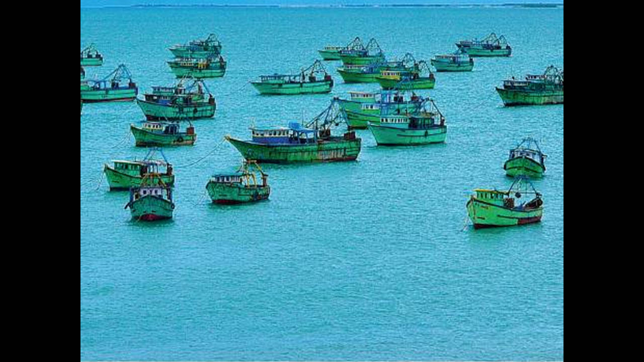 Ban ends, hundreds of mechanised Indian fishing trawlers in Lankan waters  again