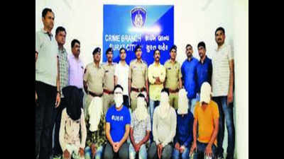 Mobile snatchers' gang busted, 131 phones seized in Surat