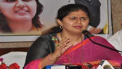BJP leader Pankaja Munde causes uproar with changes to Twitter bio