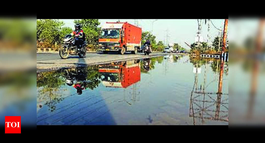 Gurugram: Sewage flows out of drain, inundates 5km stretch | Gurgaon ...