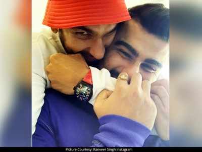 Ranveer Singh aka Bajirao poses for a 'happy selfie' with BFF Arjun Kapoor aka Sadashivrao