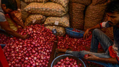 Govt planning to curtail prices of imported onions, say Sources