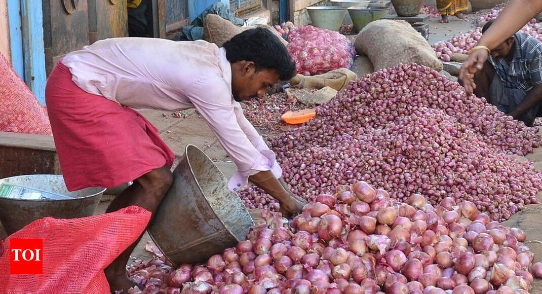 Onions touch Rs 165/kg, Centre banks on imports