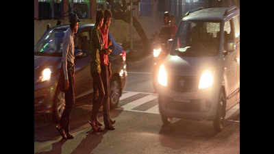 Chennai: Motorists jump signal at Ashok Pillar, leave pedestrians at risk