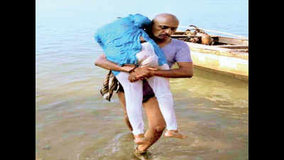 Vijayawada: Cop turns hero as he rescues girl who jumped into Krishna river