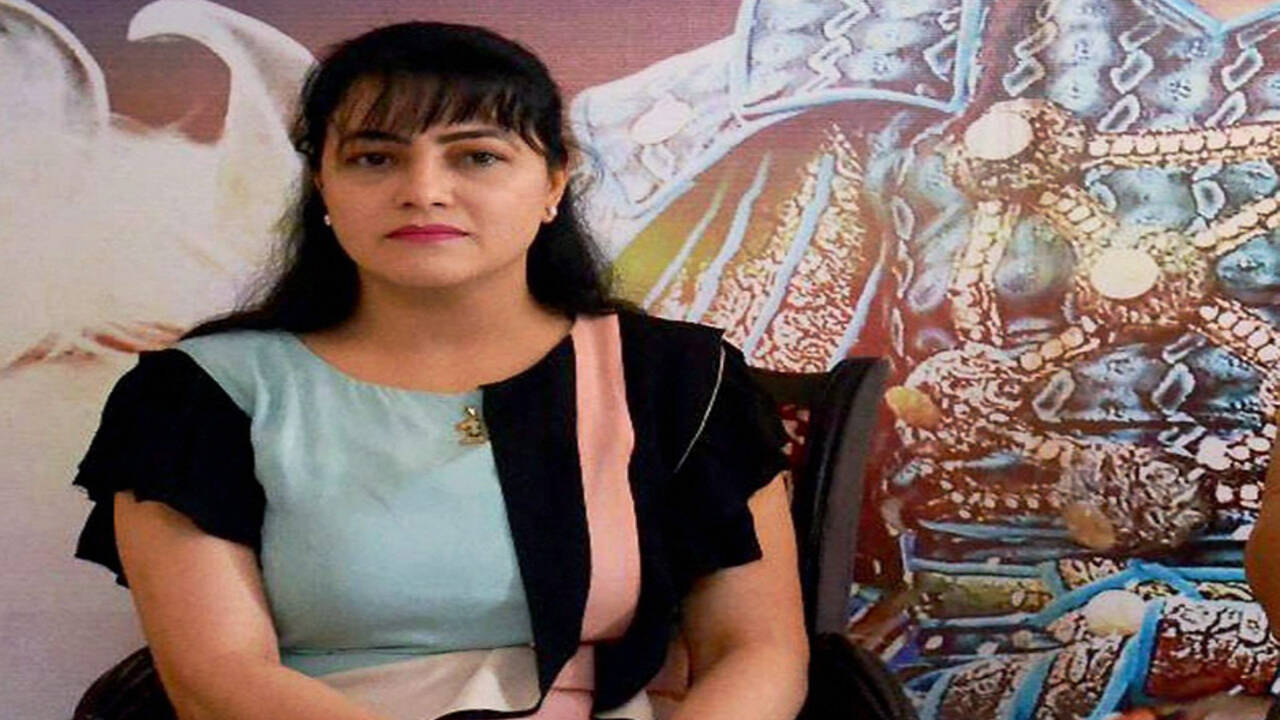 Honeypreet meets Sirsa dera chief at Rohtak jail | India News - Times of  India